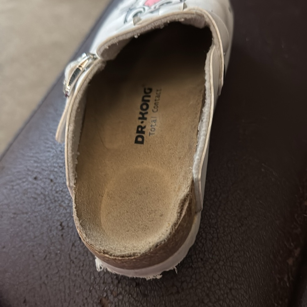 Kids white plastic slip on shoes with a cat on them size 10 kids or 27 in euro - Picture 5 of 6